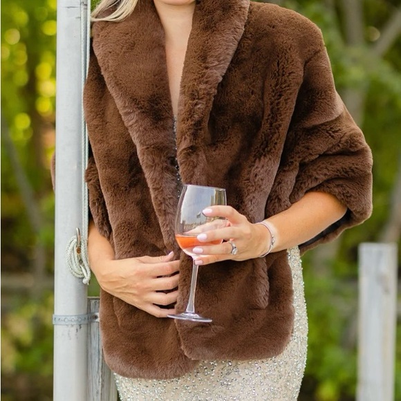 Prettyrugged women’s brown faux fur capelet (one size) - reversible! NWOT - Picture 1 of 9